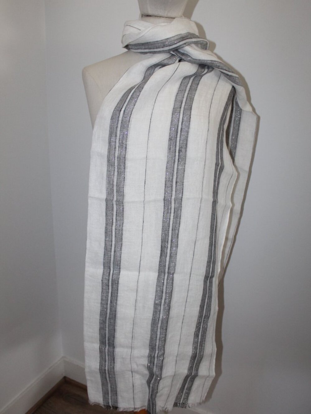 NWT Brunello Cucinelli White Gray Metallic Fleck Linen Scarf Wrap